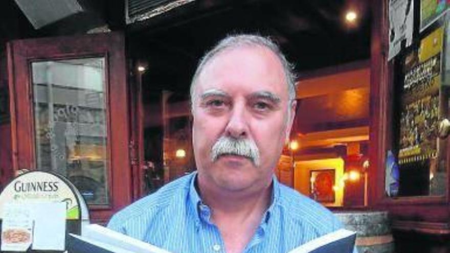 Javier Campo posa con su libro en Algorta.