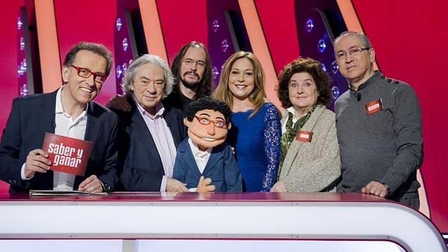Equipo del programa junto con participantes de &quot;Saber y ganar&quot;