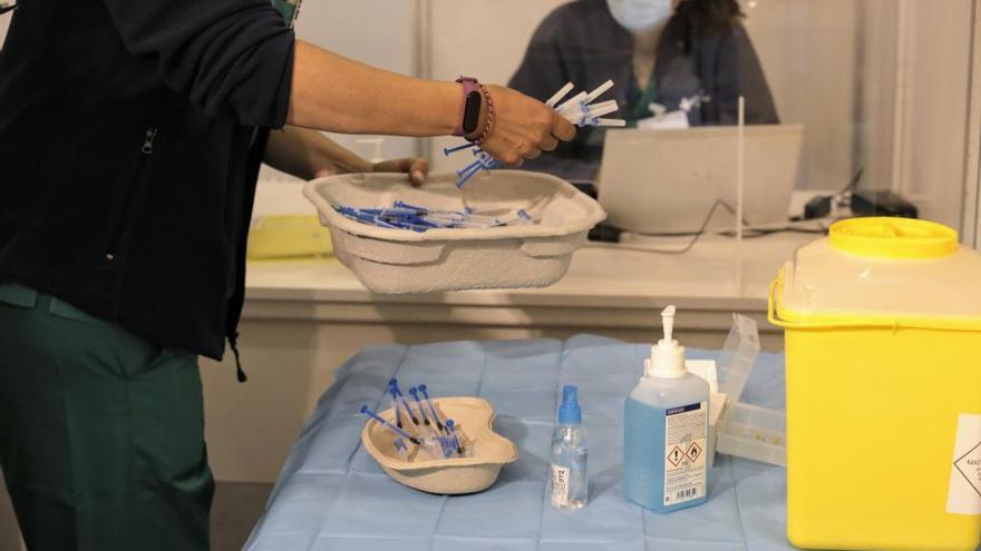 Un sanitario prepara vacunas para ser administradas