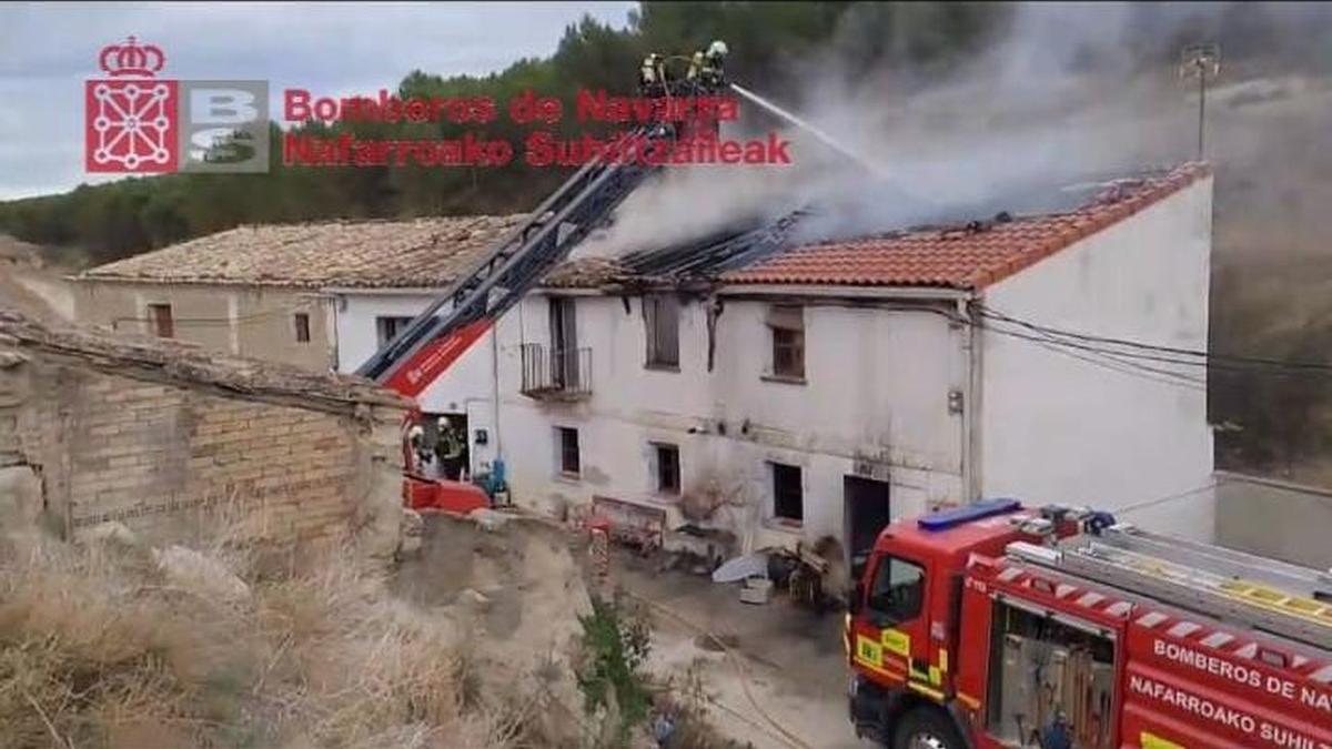 Momento de actuación de los bomberos para intentar sofocar el incendio. Momento de actuación de los bomberos para intentar sofocar el incendio.