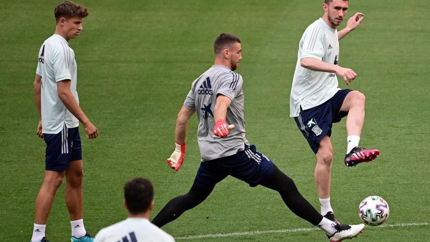 Laporte toca el balón durante el entrenamiento de ayer jueves en el Wanda Metropolitano.