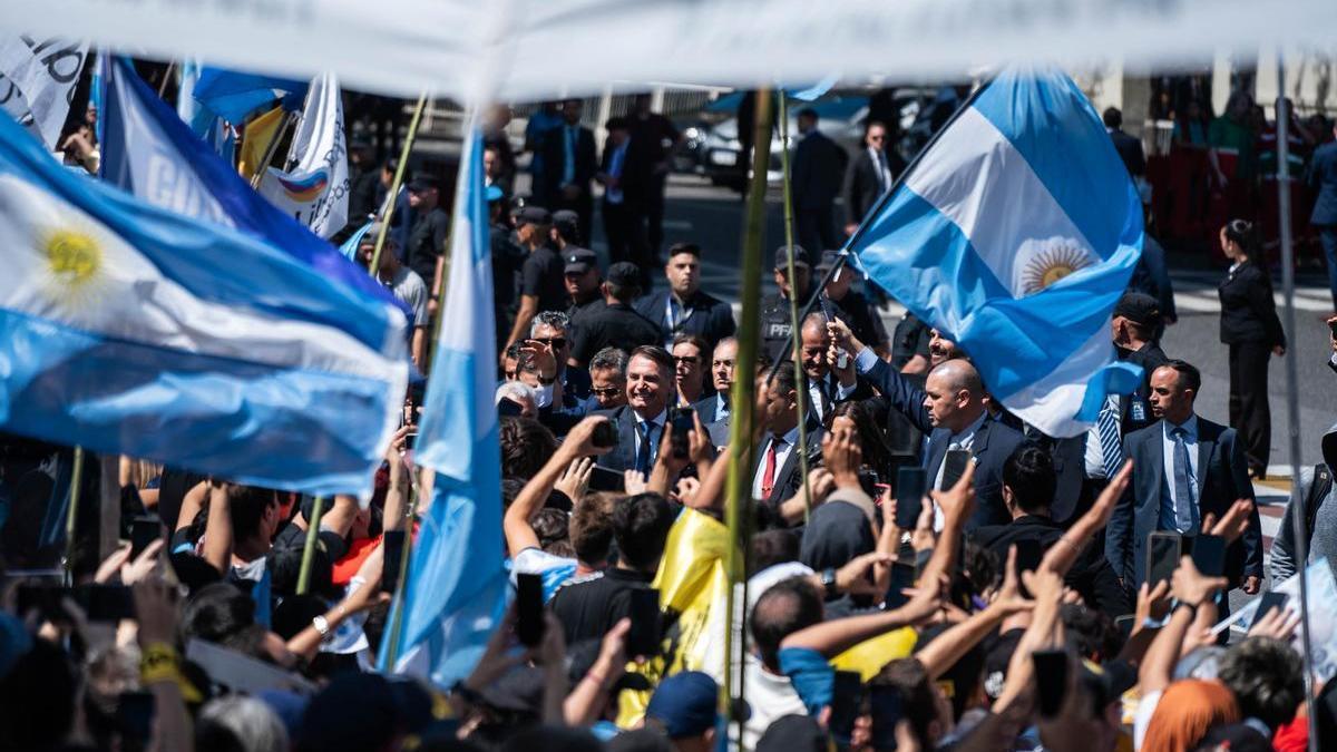 Bolsonaro, en el centro, saluda a sus simpatizantes durante la toma de posesión de Javier Milei el 10 de diciembre de 2023.