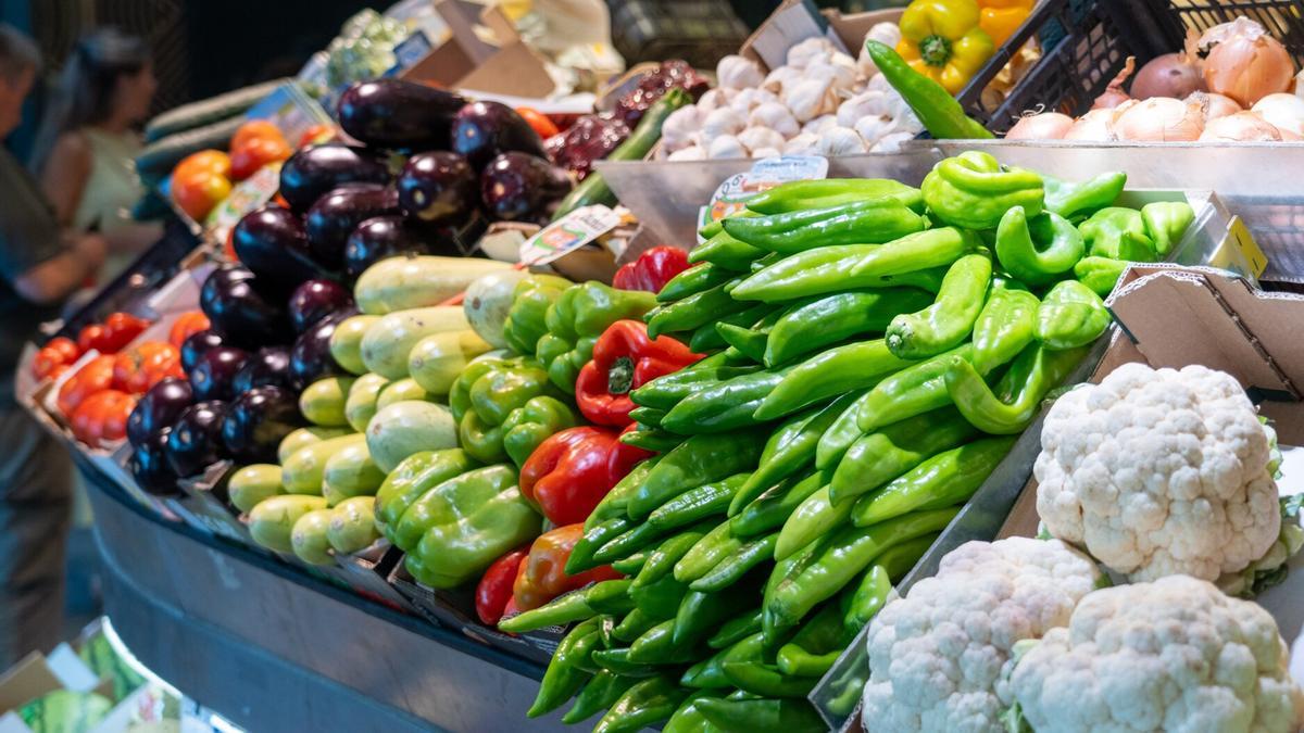 Puestos de alimentos en un mercado.