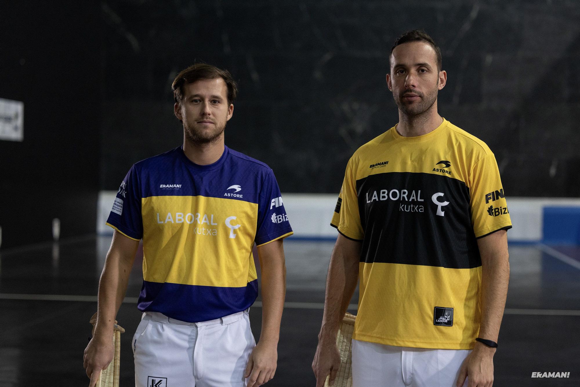 Barandika-López y Urreisti-Basque eligen material para la final de la Jai Alai League en el frontón Carmelo Balda de Donostia.