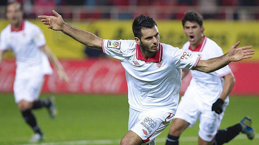 Spahic desahoga al Sevilla y manda al pozo a Osasuna