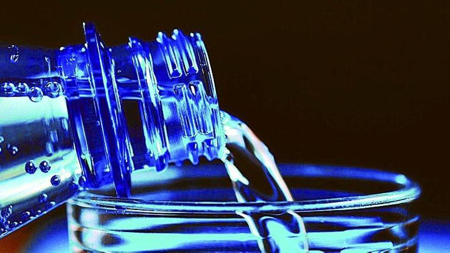Durante el envejecimiento se produce un descenso en la proporción de agua en la composición corporal. N.G.