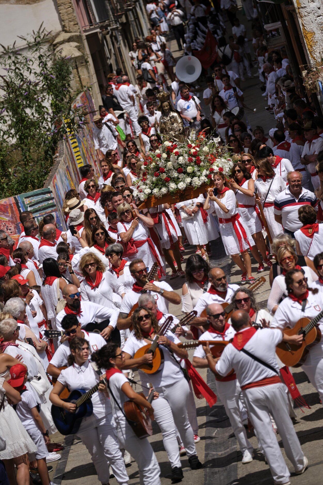 Fotos de la procesión y la pañuelada de este domingo en fiestas de Estella-Lizarra