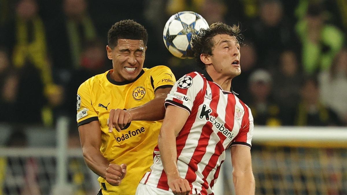 Jobe Bellingham y Unai Gómez pugnan por el balón.