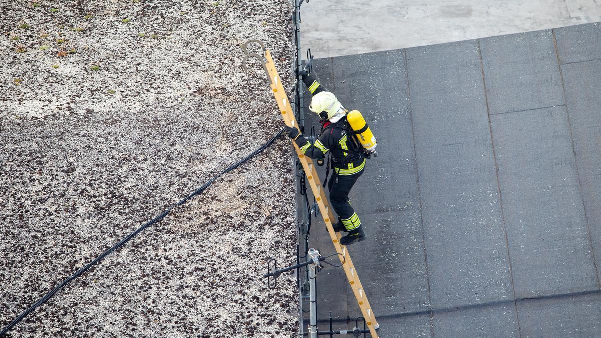 Un bombero, durante labores de extinción en un tejado de Pamplona.