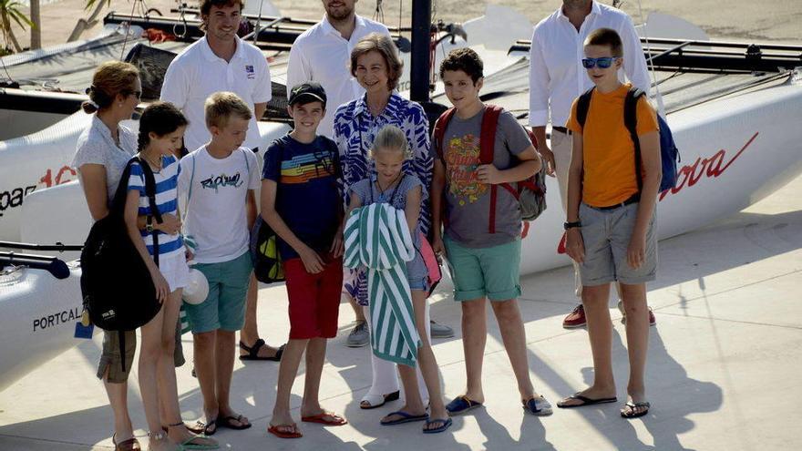 La Reina Sofía lleva a sus nietos a clases de vela en Palma