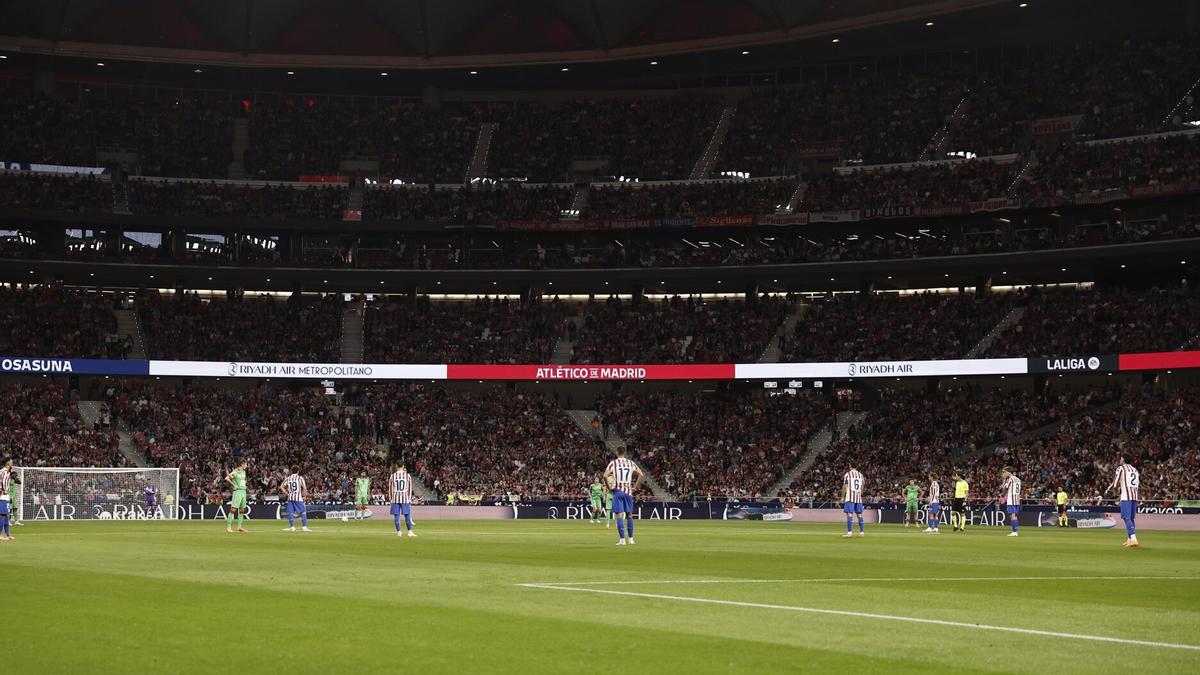 Jugadores protestando en el encuentro entre Atlético de Madrid y Osasuna en el estadio Metropolitano.