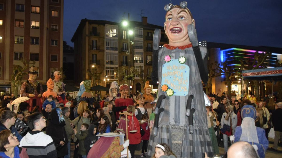 La figura de Zan Pantzar, con Sua, Lurra, Ura,Negua, Udara, y los caldereros al fondo, en los carnavales de Irun.