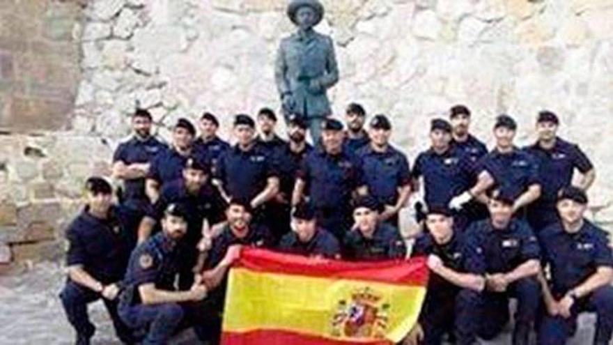 Agentes del Grupo de Reserva y Seguridad de la Guardia Civil de Melilla posan frente a la estatua de Franco.