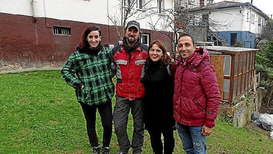 Los educadores Leire y Javier (primera y último), el profesor Iñigo y Maitane Muñoz, delante de la vivienda.