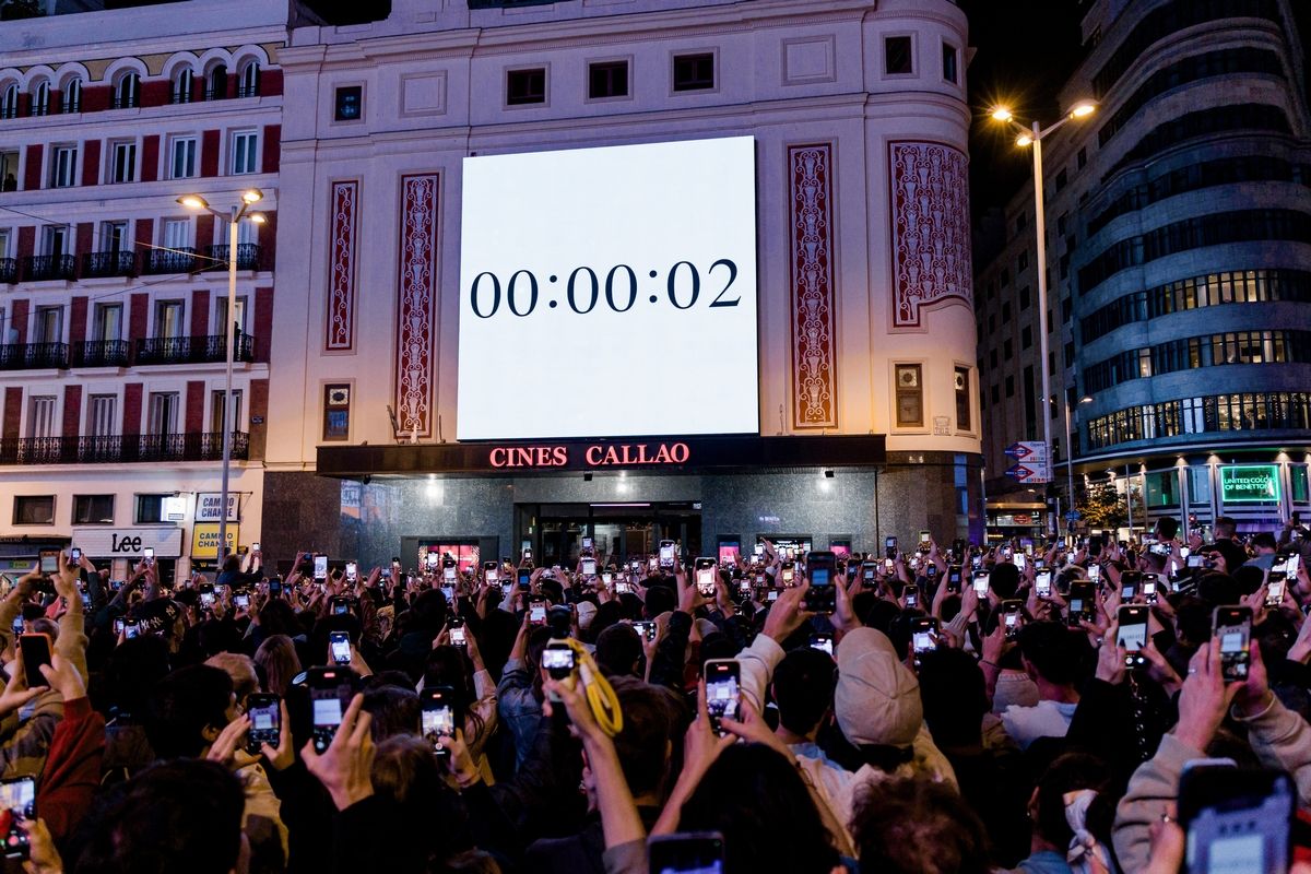 Rosalía presenta su disco en las pantallas de Callao y desaparece entre miles de fans