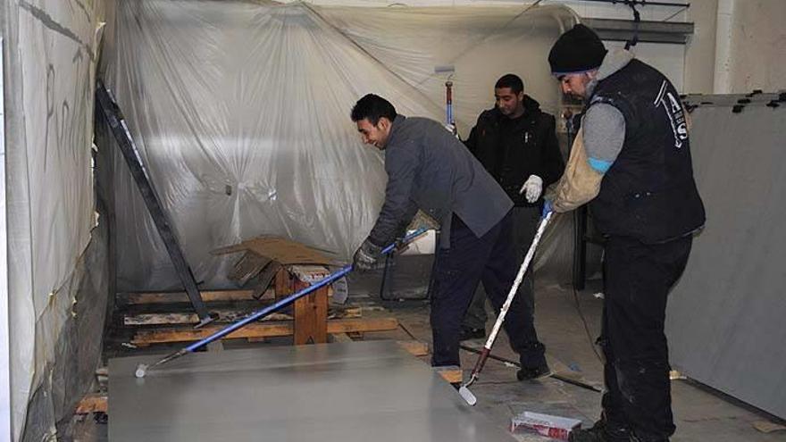 Alumnos de la escuela taller, pintando unas láminas ayer por la mañana en Falces.
