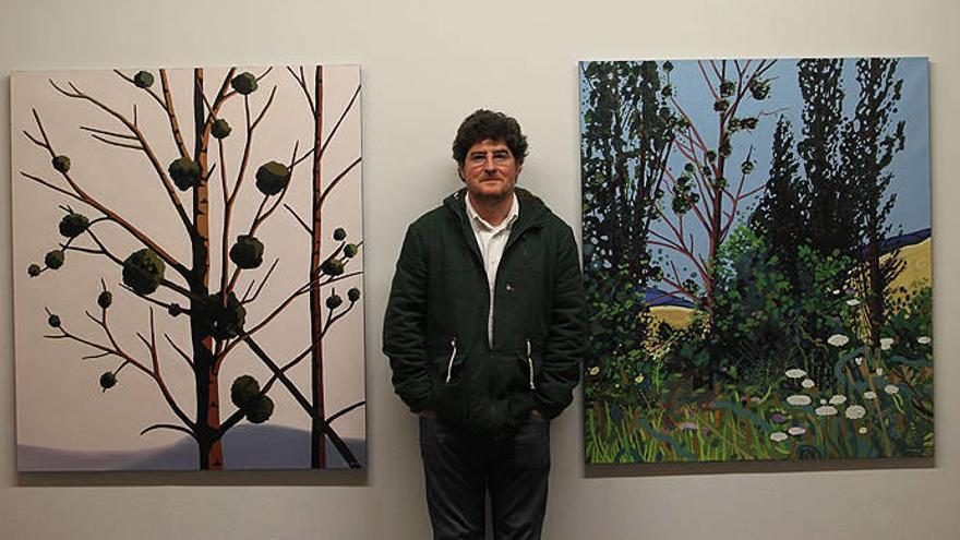El artista pamplonés, Carlos Puig, posa junto a su obra.
