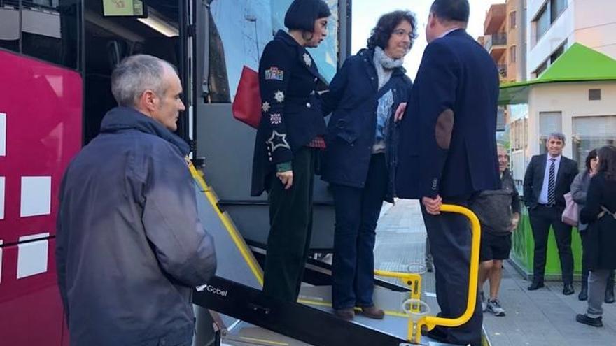 Pilar Ríos, Aitziber Irigoras y Josu López Ubierna, en uno de los autobuses.