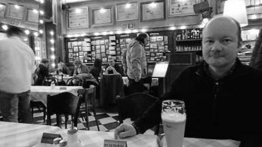 El fotógrafo Laurenz, en el Joseph Roth del centro de Berlín.