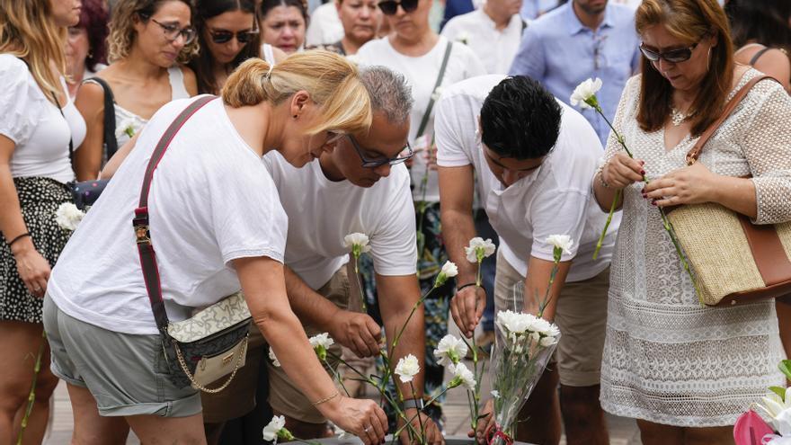 Decenas de personas boicotean el homenaje a las víctimas del 17A