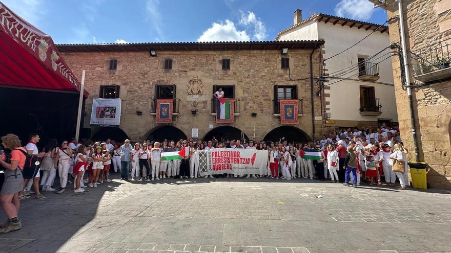 Cirauqui muestra su apoyo a Palestina en el chupinazo de fiestas