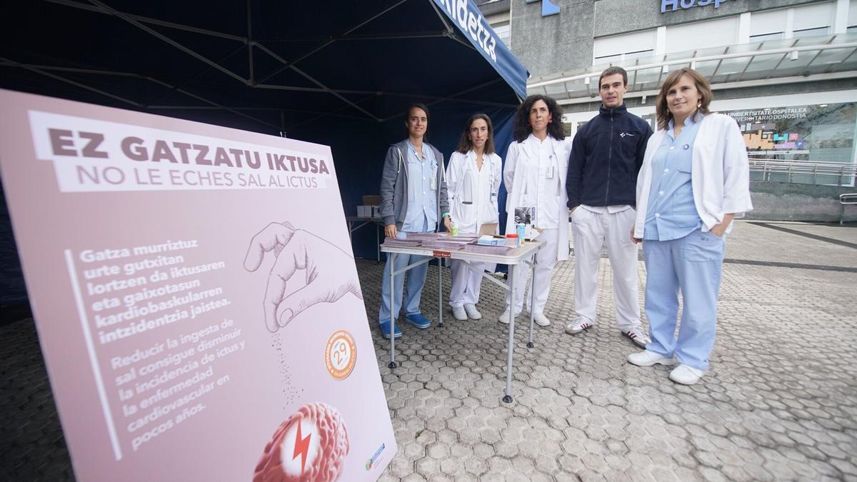 La neuróloga Patricia de la Riva, segunda por la izquierda, durante la jornada de concienciación. La neuróloga Patricia de la Riva, segunda por la izquierda, durante la jornada de concienciación.