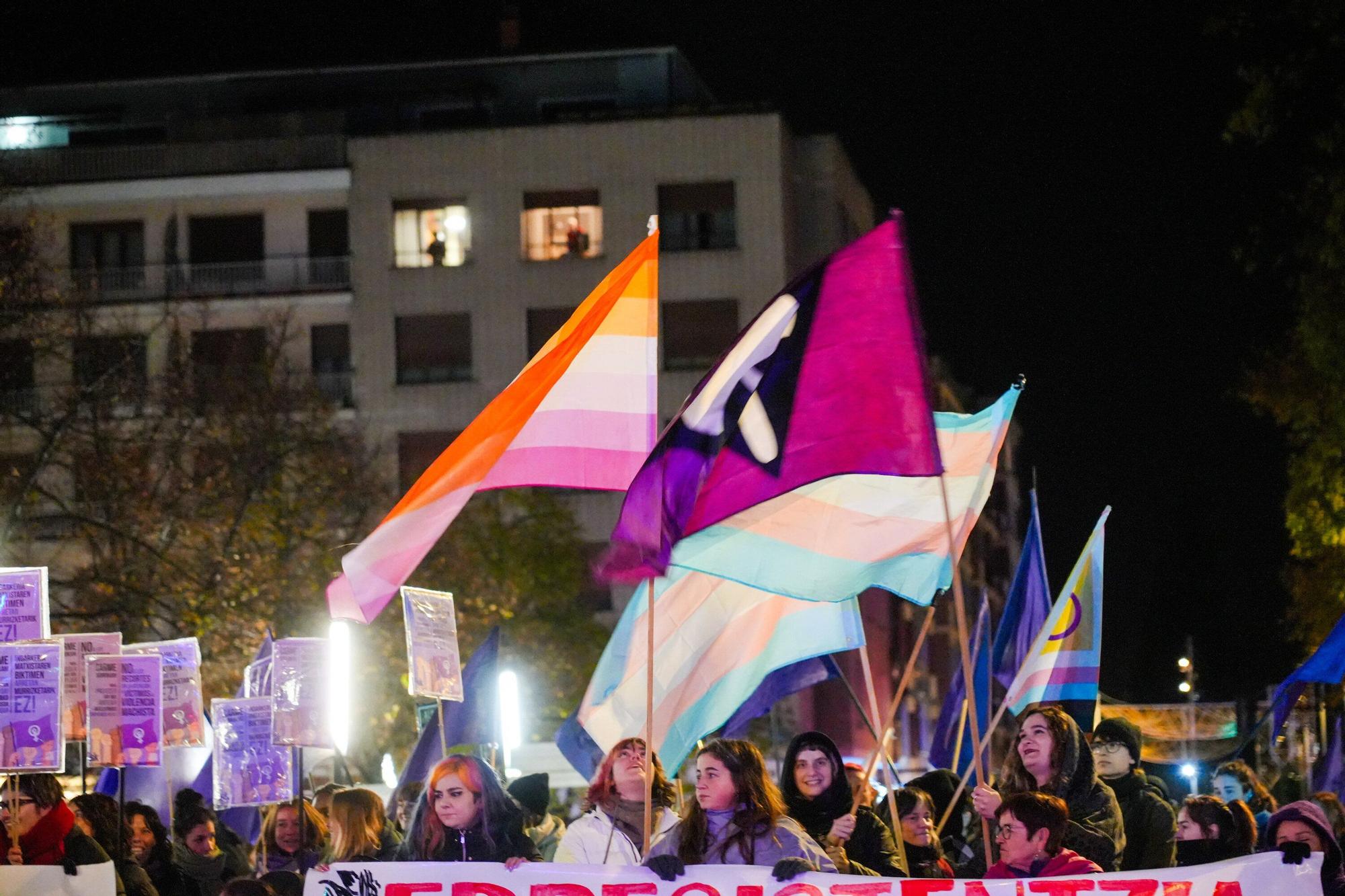 En imágenes: El Movimiento Feminista de Euskal Herria marcha por Vitoria el 25N