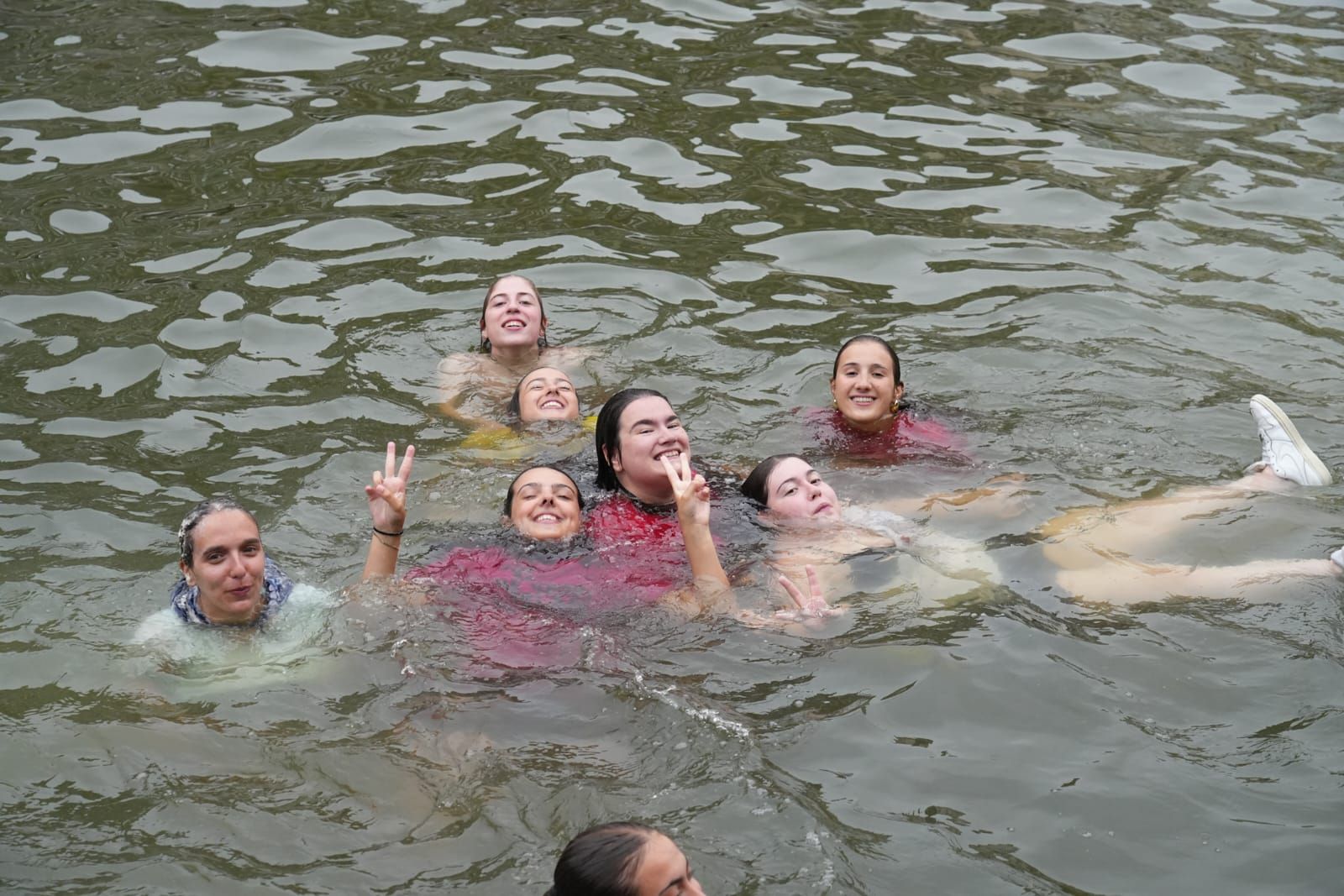 En imágenes: chapuzón en la ría de Bilbao tras el txupin