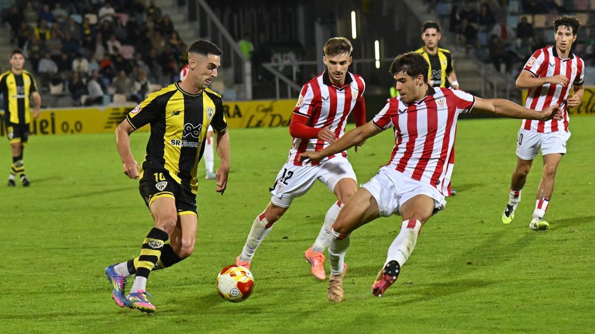 El gualdinegro Sabin Merino, durante el derbi.