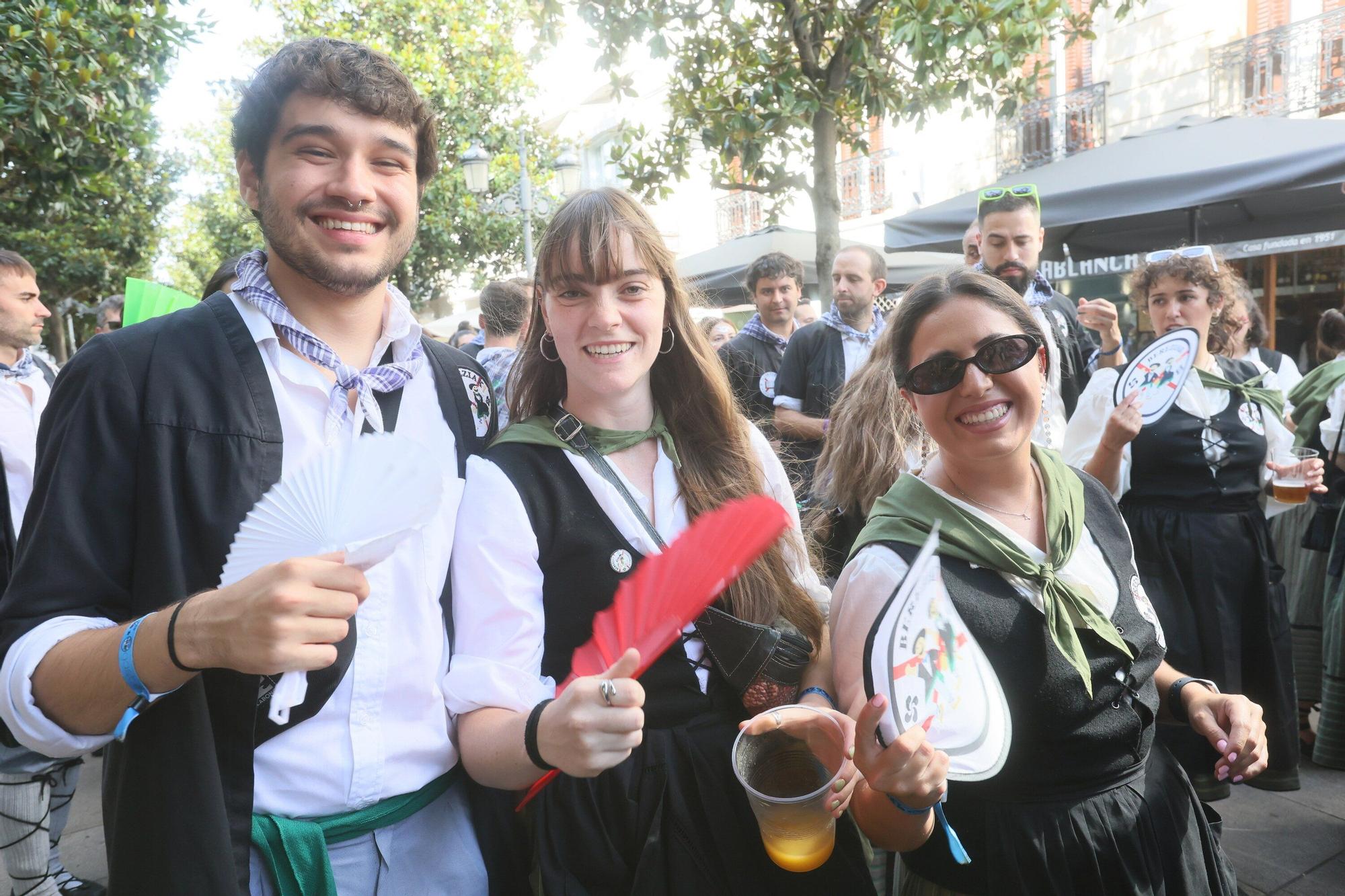 En imágenes: Blusas y neskas desfilan en el segundo paseíllo