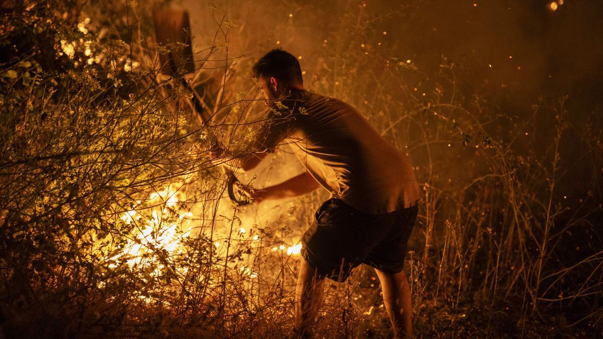 Una persona realiza labores de extinción en el incendio forestal de A Rúa (Ourense).