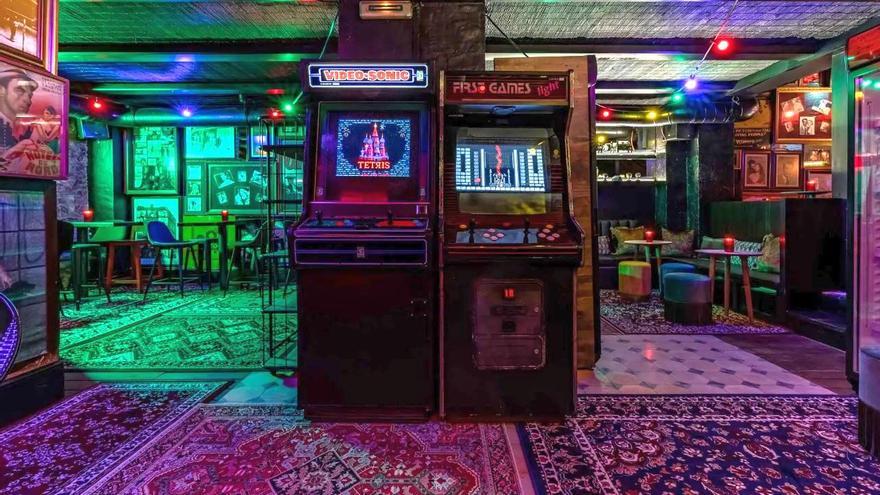 Rockade Bilbao, tragos y ‘street-food’ entre máquinas de videojuegos vintage