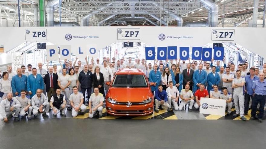 Trabajadores de las distintas áreas de Volkswagen Navarra, junto al Polo 8 millones, en el Taller de Revisión Final.