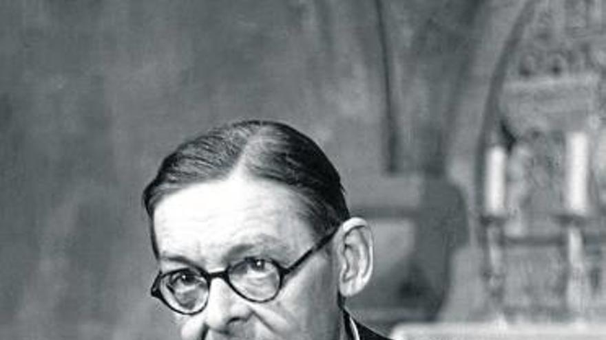 Eliot fue, ante todo, poeta, pero también ensayista y dramaturgo.