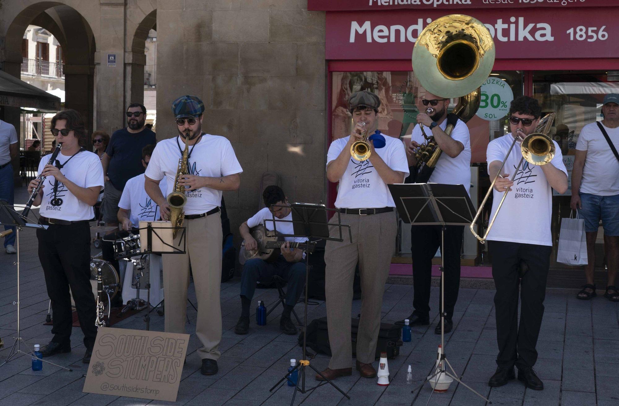 En imágenes: South Side Stompers toma las calles y plazas de Vitoria