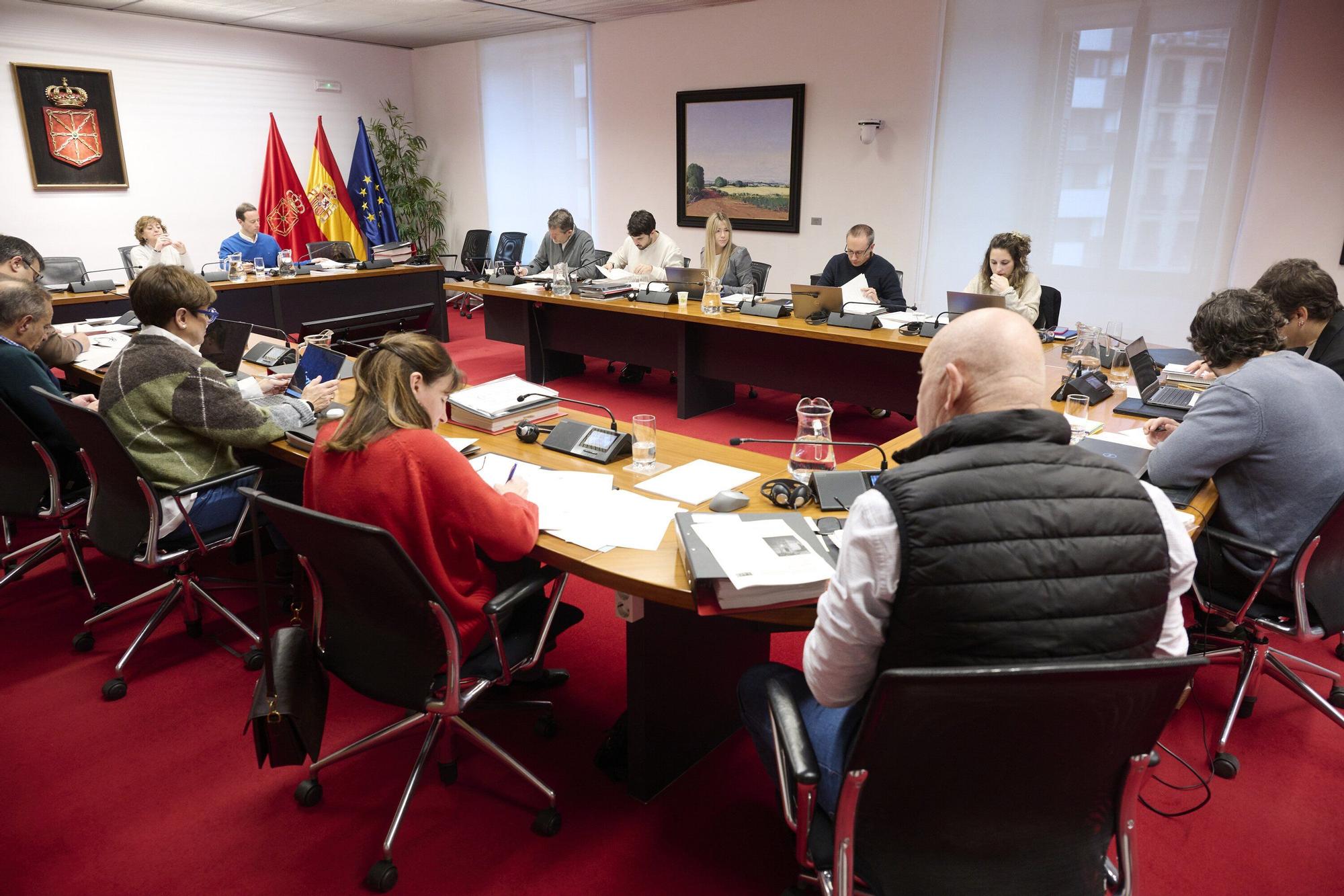 Fotos de la comisión de Economía y Hacienda del Parlamento de Navarra sobre el debate de las enmiendas a los PGN