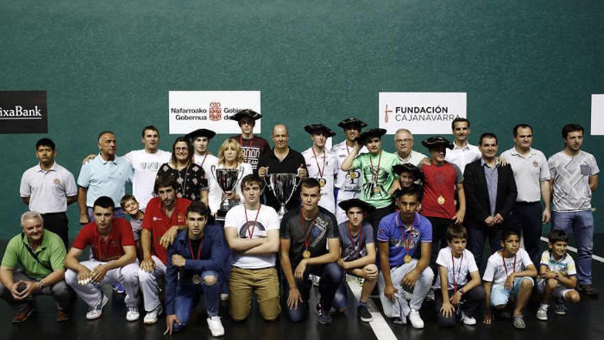 Foto de familia de la final del Interpueblos con los pelotaris de Pamplona-Iruña y Doneztebe-Santesteban.