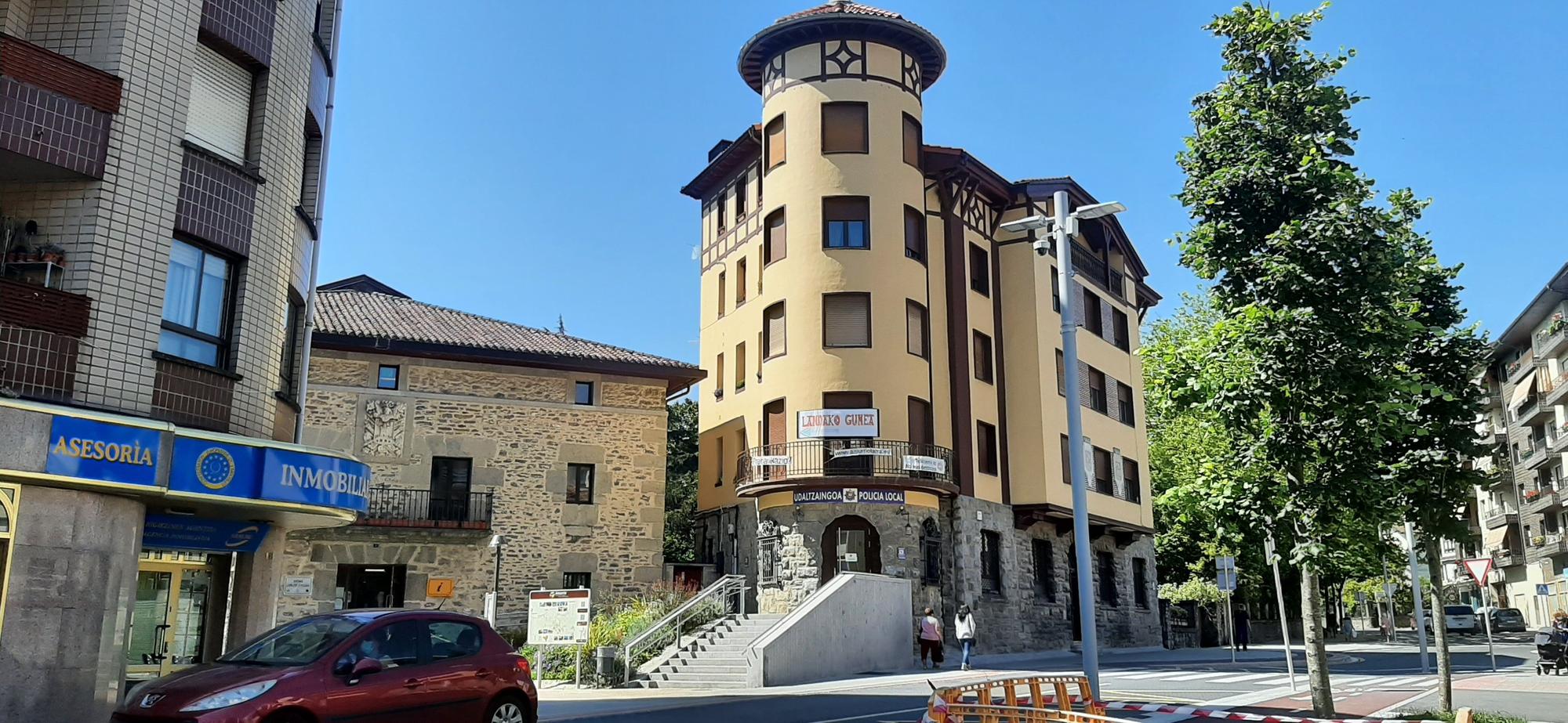 La sede de la Policía de Amurrio, se encuentra junto a La Casona
