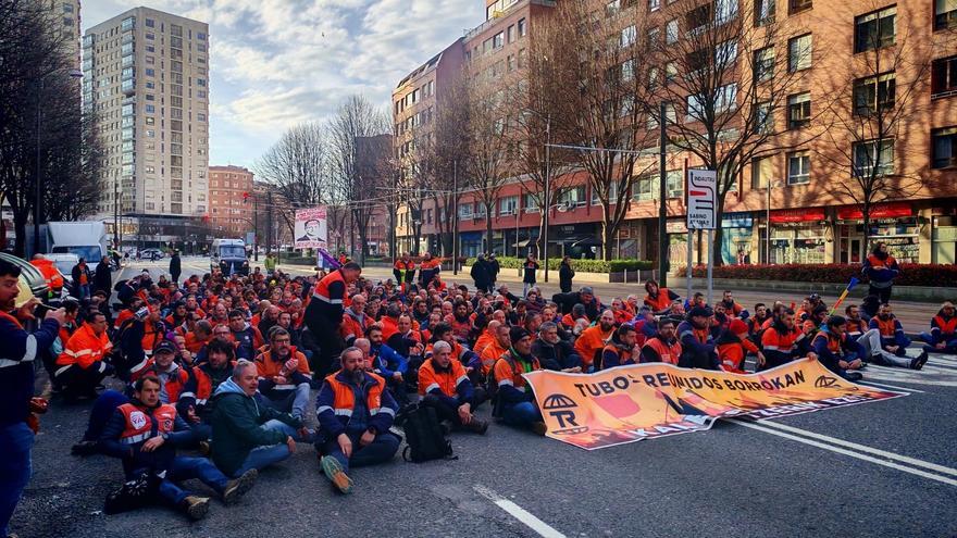 Día clave en Tubos Reunidos: la plantilla vuelve a parar ante la reunión decisiva del ERE