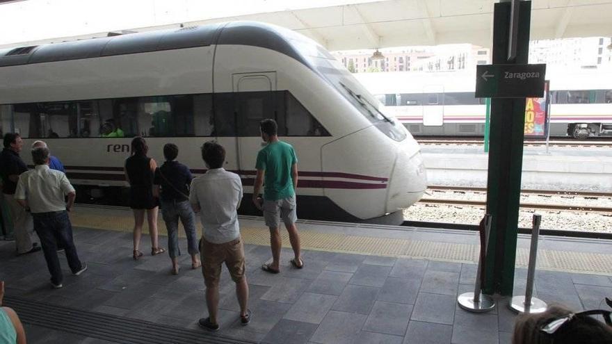 Un tren llega a la estación de Pamplona.