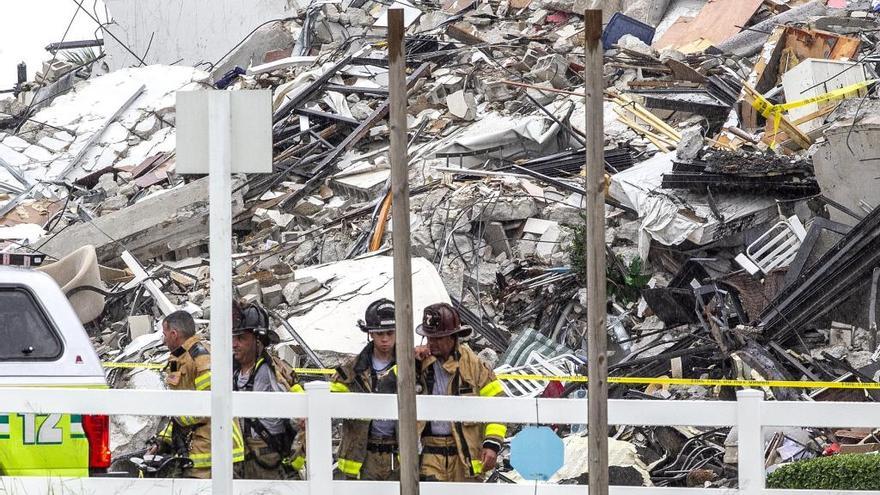 Imagen de archivo de los bomberos buscando entre los escombros del edificio derrumbado en Miami, Estados Unidos.