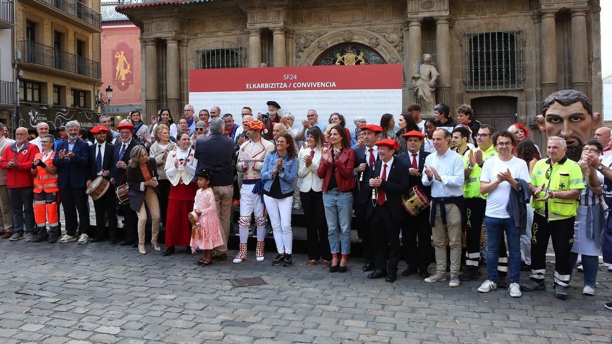 Representantes del Ayuntamiento, partidos, instituciones y diferentes colectivos participan en el acto de apoyo a la convivencia y la paz en Sanfermines del año pasado.