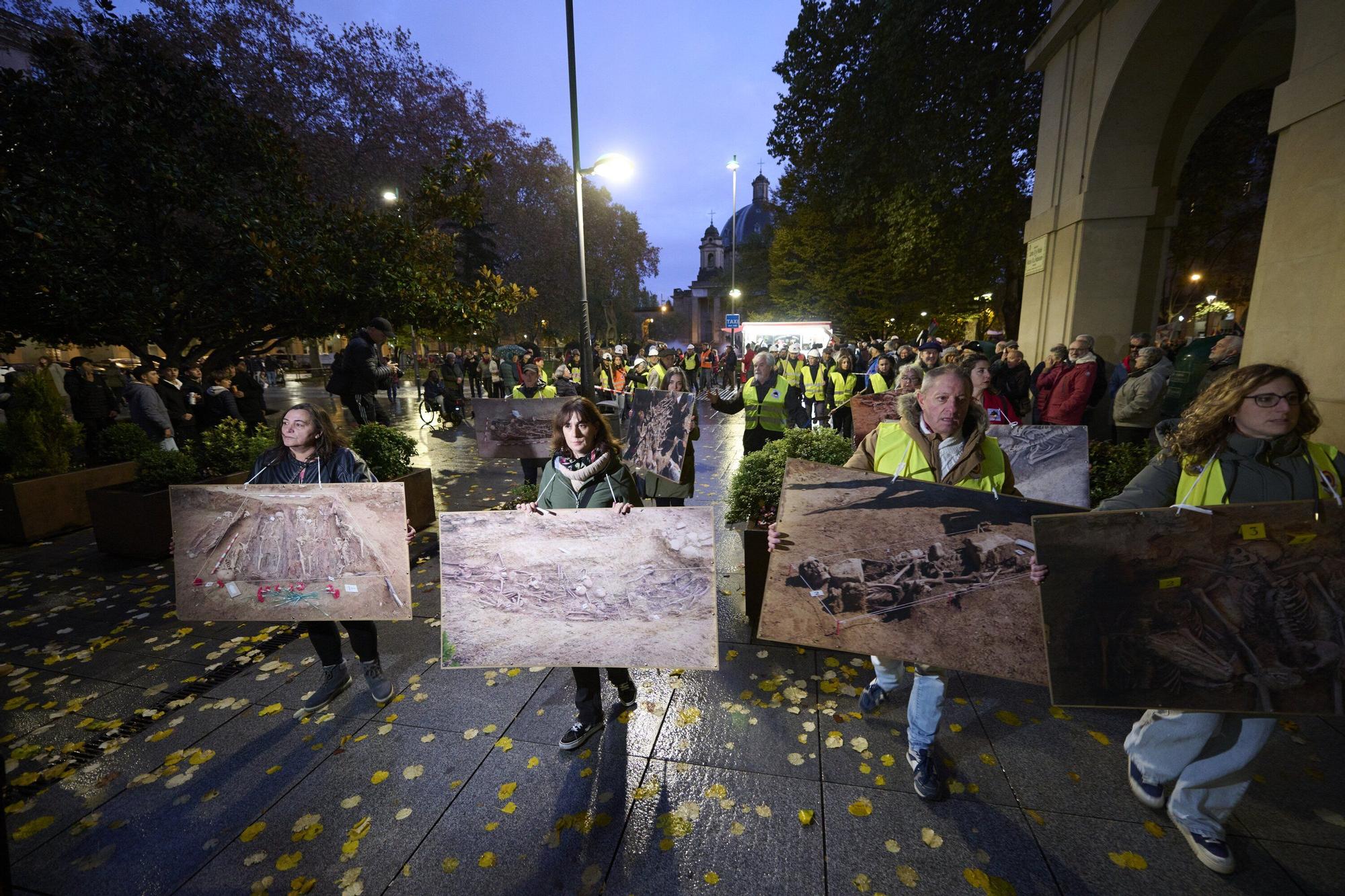 Manifestación de las asociaciones memorialistas para pedir el derribo del Monumento