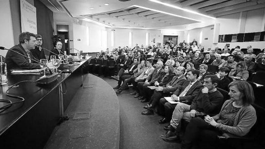 Patxi Vera, de UCAN, habla a la asamblea. En primera fila (dcha-izda), Izaskun Abril, jefa de Gabinete de Desarrollo Rural; Ignacio Gil, director general de Desarrollo Rural; Ignacio Ugalde, presidente de CEPES-Navarra; José Mª Martínez, presidente de UCA