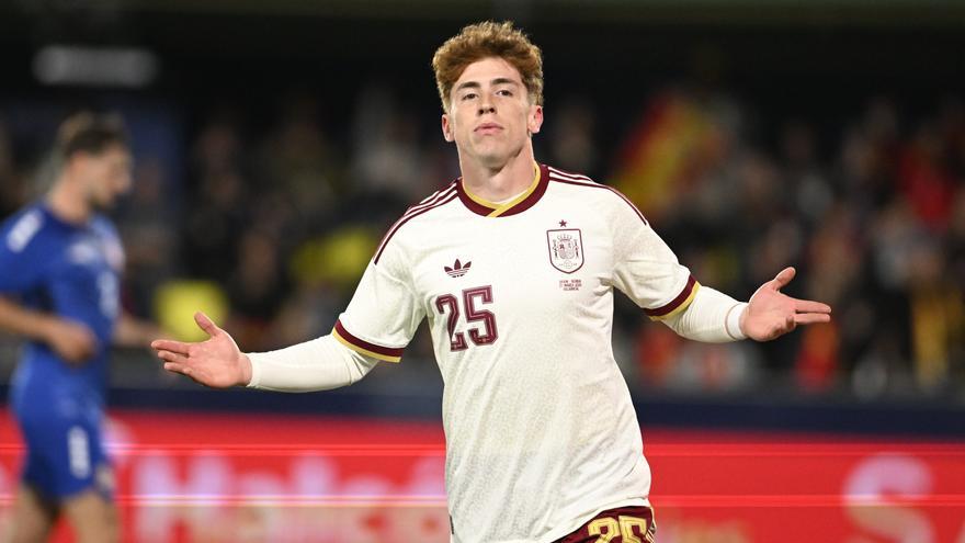 Los elogios de Luis de la Fuente a Víctor Muñoz: "Otro jugador más que se suma a la causa, ha encajado muy bien"