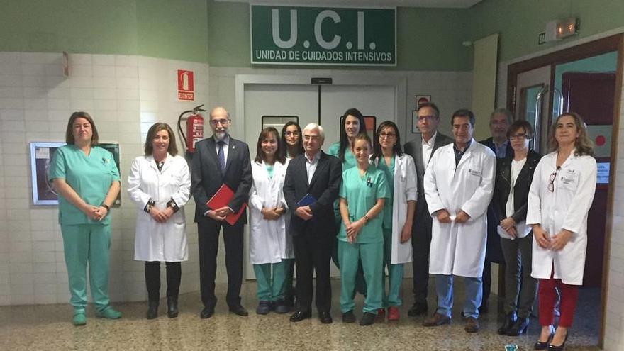El consejero de Salud y el gerente del SNS-O junto con el nuevo equipo de intensivistas de Tudela y otros profesionales del SNS-O.
