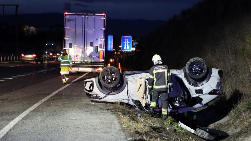 Cuatro personas heridas en el accidente de un coche y un camión en la A-15 en Esquíroz