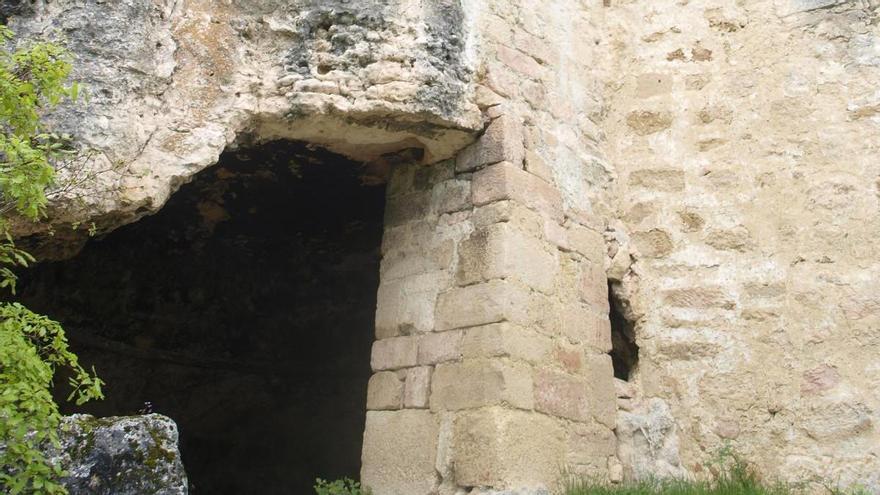Ermita de la Virgen de la Peña. Arcaico culto al árbol