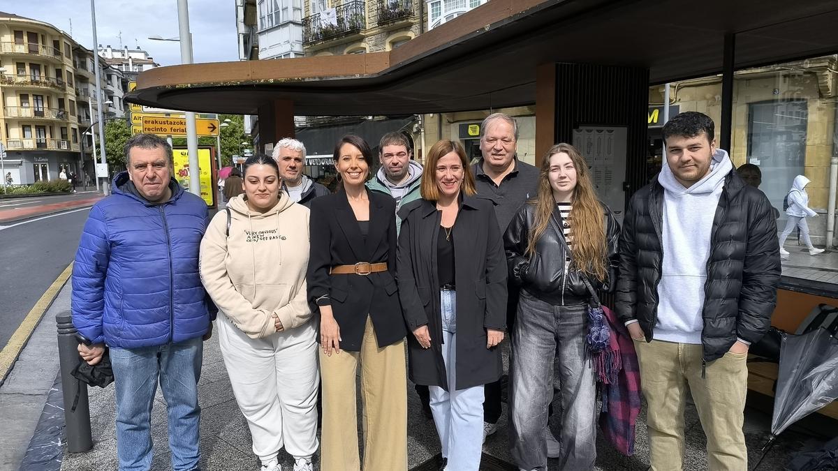 Azahara Domínguez, diputada de Movilidad, Turismo y Ordenación de la Diputación Foral de Gipuzkoa, Cristina Laborda, alcaldesa de Irun, y diversos hosteleros de Bidasoaldea / Unai Macias