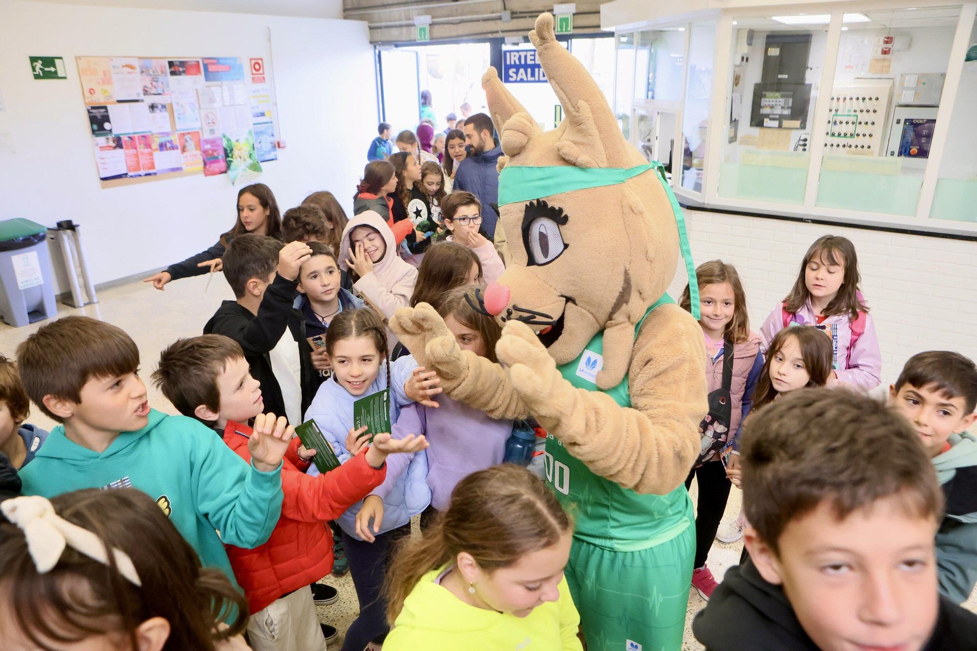 En imágenes: Entrenamiento del Araski en Mendizorroza con alumnos de Olabide